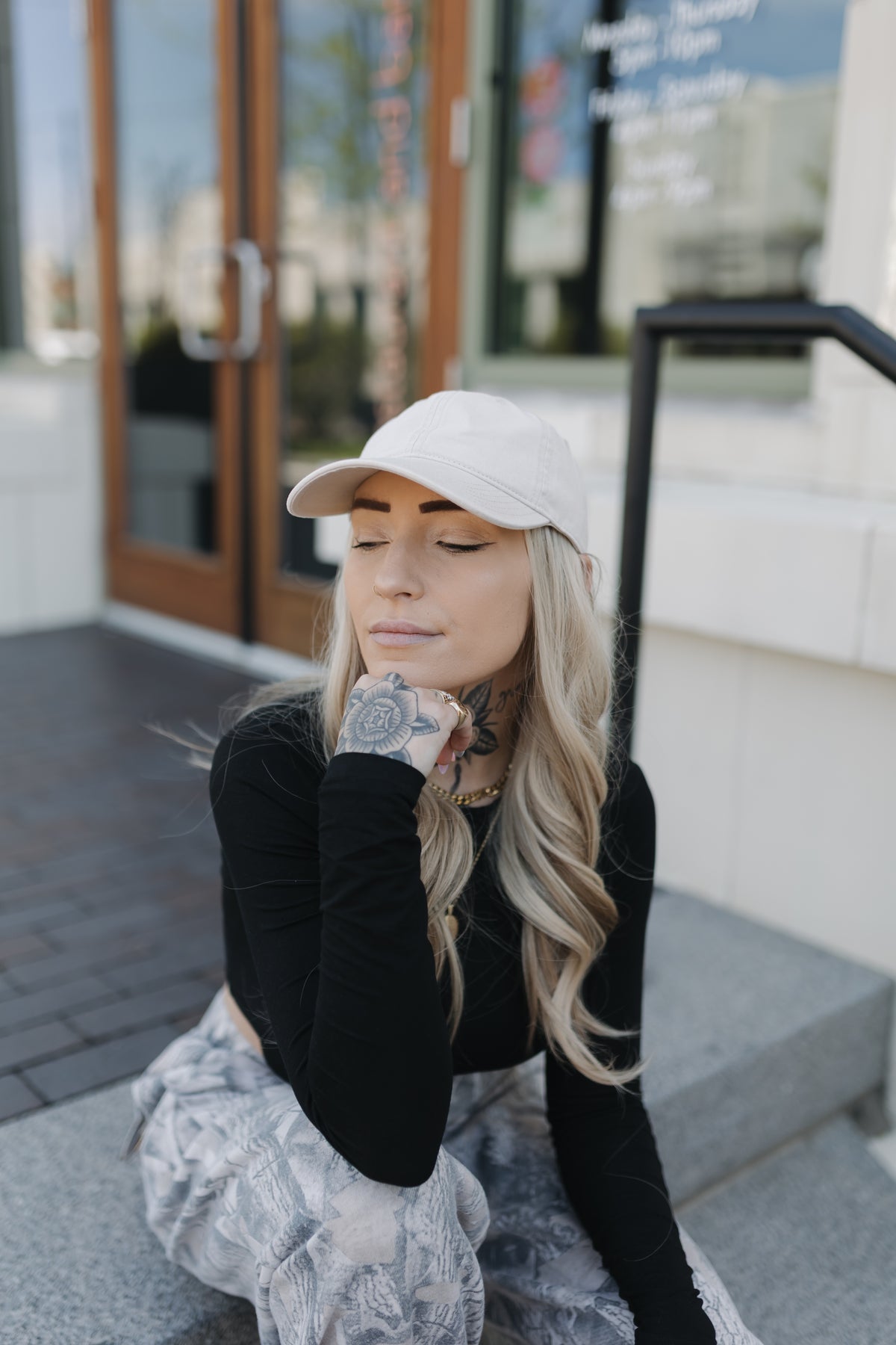 Erin · 22” Hat Wig · Active