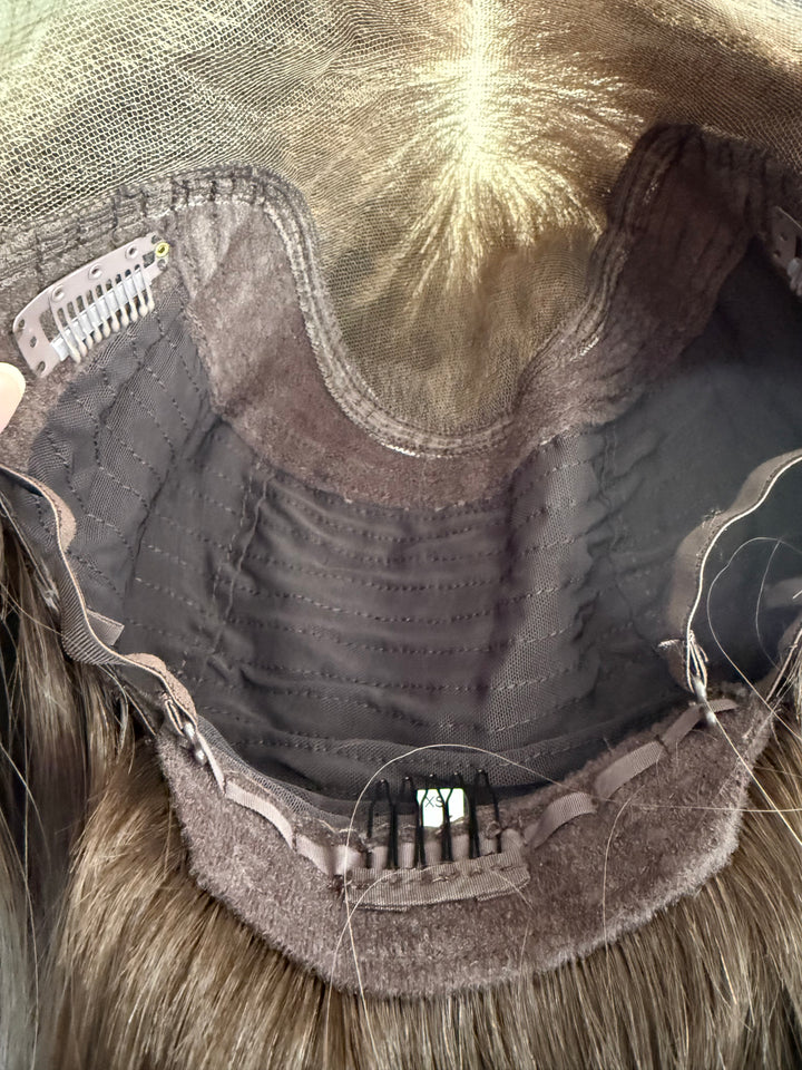 “Latte Swirl” [S] 21” Lace Top Wig