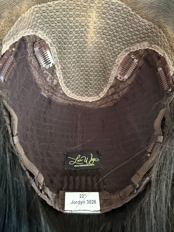 “Jordyn” [10x10] 22” Lace Top Topper