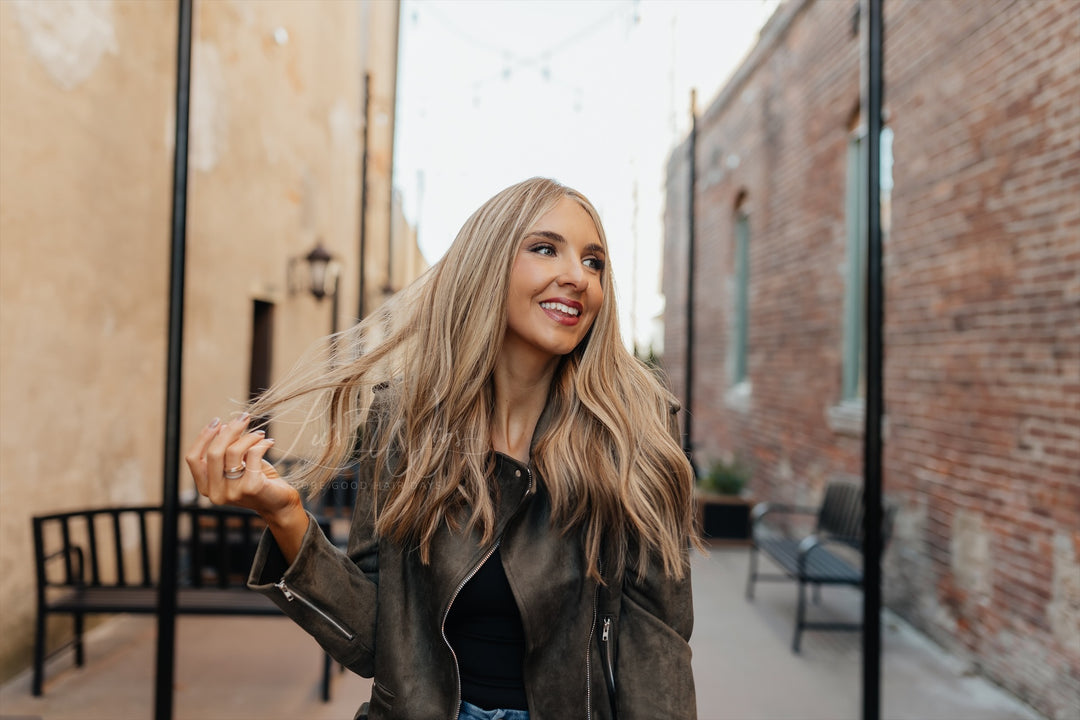 “Alicia” 20” Lace Top Wig