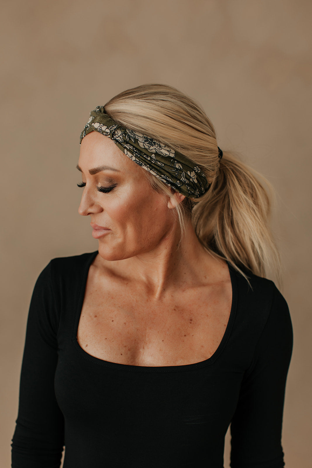 “Rachel” Everyday Headband Wig [M] 22”